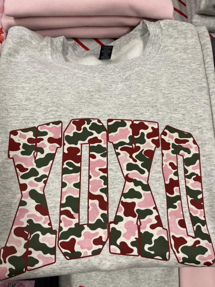 Camo XOXO Print Crewneck Sweatshirt